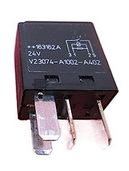 Mikro relé A typu V23074-A1002-A402 z řady automotive.